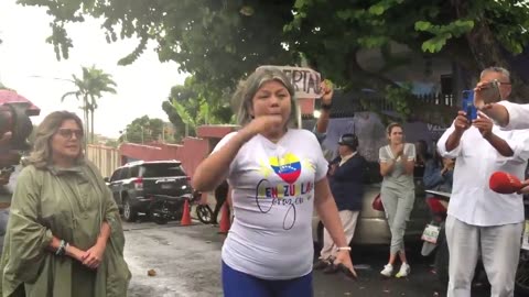 A Venezuelan woman indignant with ELECTORAL FRAUD attacks the dictator Nicolás Maduro