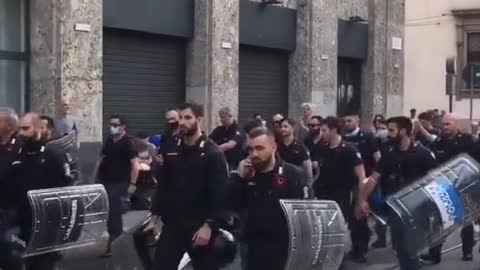 A Milano la polizia sfila con i manifestanti