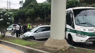Video: Accidente entre bus de la Policía y un carro causó congestión en autopista de Bucaramanga
