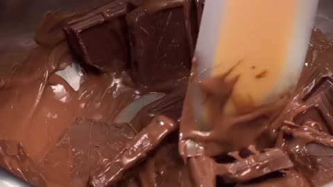 Snickers Käsekuchen, der in deinem Mund schmilzt! 5-Minuten-Rezept! Sie werden staunen!