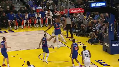 NBA - Klay Thompson finds Trayce Jackson-Davis for the alley-oop jam to cap a 7-0 run in the 4Q!