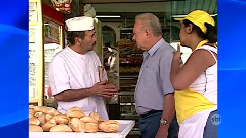 Ivo Holanda vendendo pão na porta da padaria