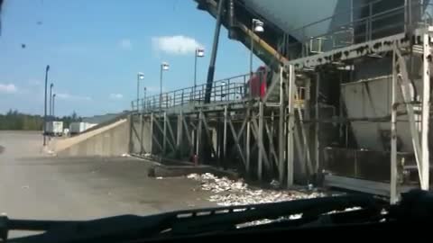 Tractor Trailer elevator unload