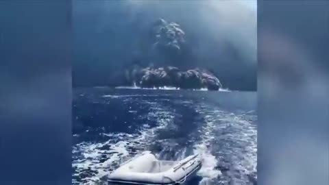 Escape de turistas en una lancha para no ser alcanzados por la erupción del volcán Stromboli