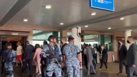 Nanci Pelosiová a její ochranka při návštěvě Malajsie