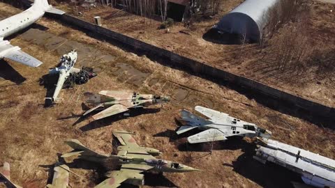 Aviones experimentales soviéticos abandonados captados desde un drone