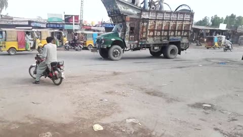 Traffic 🚦 scene in Pakistan