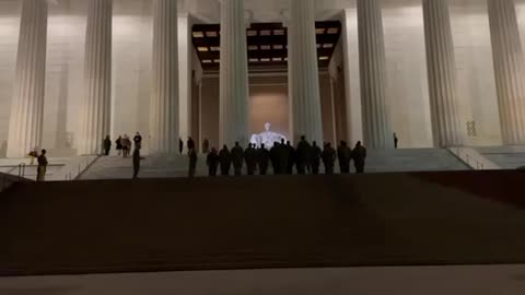 Allégeance militaire devant le mémorial Lincoln
