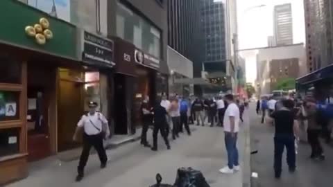 DISGUSTING: Palestinian Mob Attacks Jews in Broad Daylight in NYC