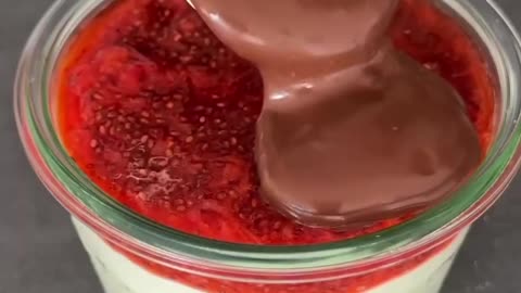 Strawberry cheesecake overnight oats