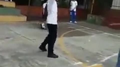 Video: Estudiante de 13 años amenazó a docente con un cuchillo en Bucaramanga