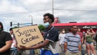 Protestas se recrudecen en Mineápolis por muerte de negro a manos de policías