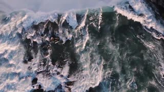 Impactante filmación con drone de las Cataratas del Niágara en la niebla