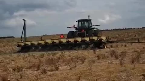 4755 JohnDeere planting corn with the 7200 planter