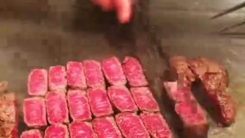 SLICING KOBE BEEF