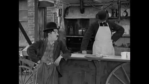 Charlie Chaplin and his brother Sydney in a scene from a dog's life(1918)