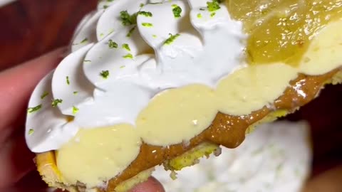Lemon meringue and hazelnut flower tart 🍋