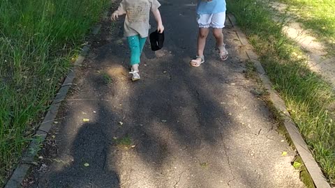 Дети на прогулке