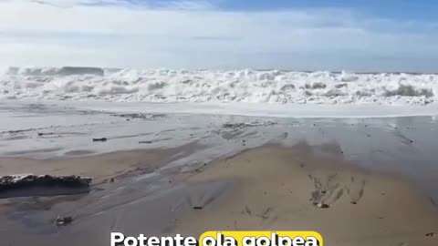 La gente huye de una ola que golpea un malecón en cuestión de segundos