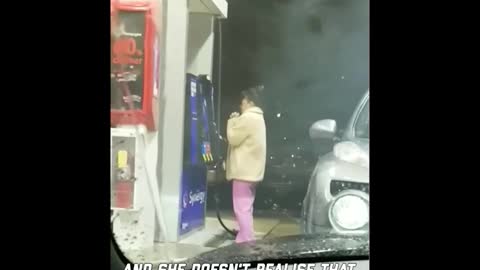 Clueless Lady Pumping Gas - This Isn't Gonna Work