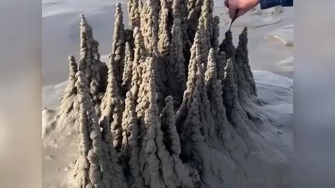 Build beautiful sand castles 😍💕
