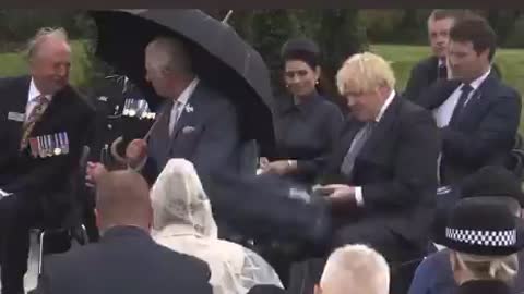 Quand Boris Johnson galère à ouvrir son parapluie (vidéo)
