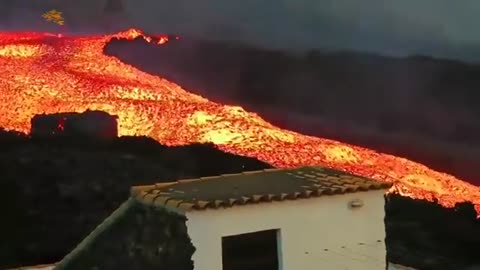 Spanish politician suggests “BOMBING” La Palma volcano to divert lava flow