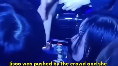 Everyone worked together to protect Jisoo from the crowd #shorts #blackpink #jisoo