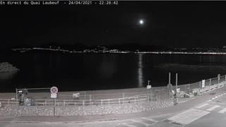Watch Fireball lights up the sky over southern France.