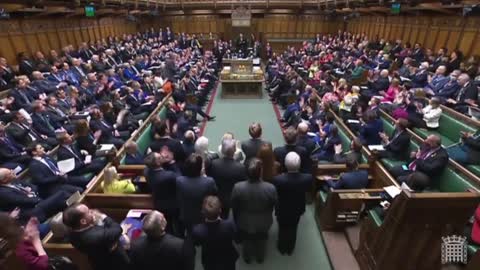 Standing ovation for Ukrainian ambassador in PMQs