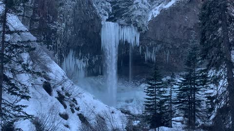 Icicle City Tamanawas Falls – Mount Hood – Oregon – 4K