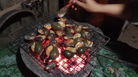 Cambodian Foods - How to grill snail for dinner