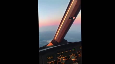 Le soleil et la lune depuis le cockpit d'un pilote