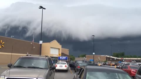 Stunning Cloud Formation Rolls In