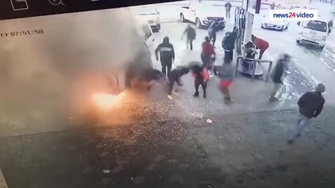 Open App WATCH | Fearless petrol attendant rescues commuters stuck in burning taxi