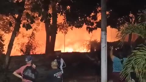 ¡Urgente! Comunidad reporta fuerte incendio en el barrio El Rodeo