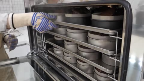 12. The most satistying video! Korean best bakery factory process.