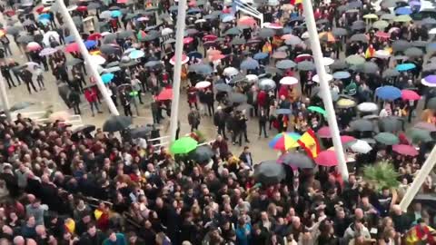 4 mil personas y 2 mil fuera bajo lluvia asisten al mitin de VOX con Abascal en Murcia (1)