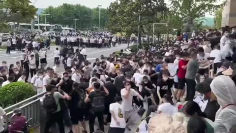 Citizens storm the Bank of China in Zhengzhou over bank account freezes