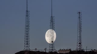 Breathtaking supermoon time lapse footage from Las Vegas