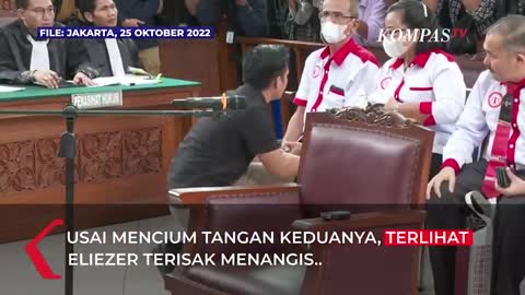 Ketika Bharada Eliezer Bersimpuh dan Cium Tangan Orang Tua Brigadir J Sebelum Sidang