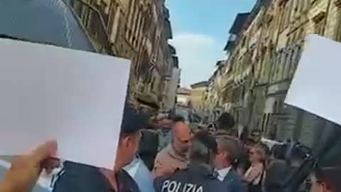 Entusiasmo a Firenze per il ministro Speranza