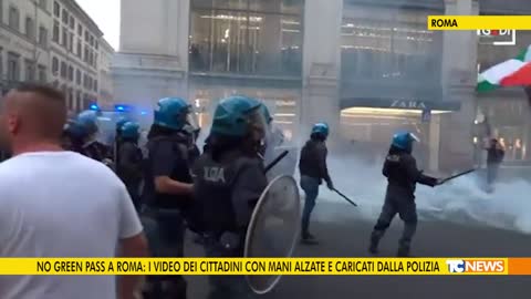 No Green Pass a Roma: i video dei cittadini con mani alzate e caricati dalla polizia