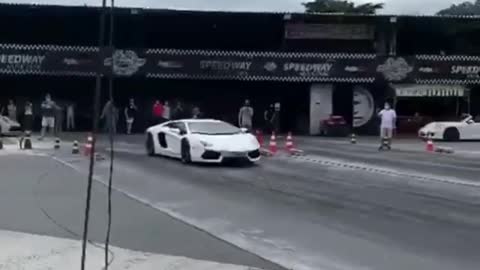 Lamborghini Original sound Aumente o volume e ouça a sinfonia V12 sound