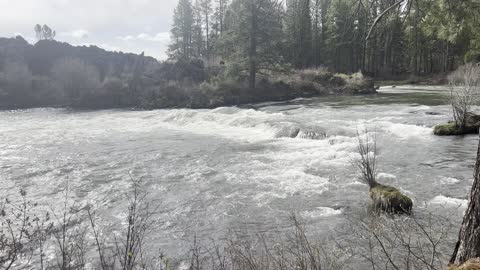 Wonderful Waterfall – Volcanic Lava Island + Wild Deschutes River – Central Oregon – 4K