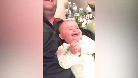 Laughing baby in arms of daddy 😍