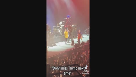 JACK BLACK onstage with band mate: "Don't miss Trump next time"