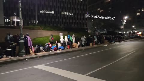 Manhattan 100s of migrants line up at the courthouse to get their immigration papers