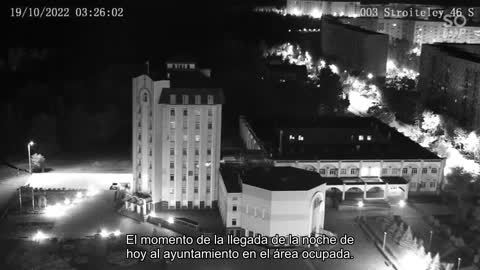 El momento de la llegada de la noche de hoy al ayuntamiento en Energodar ocupado.