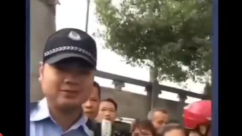 A Women call CCP cops traitors